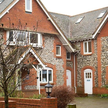 Stonehenge Hostel - Yha Affliated Cholderton Exterior photo