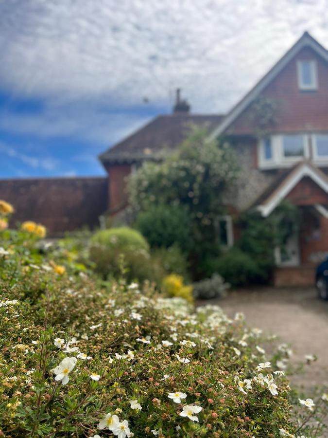 Stonehenge Hostel - Yha Affliated Cholderton Exterior photo