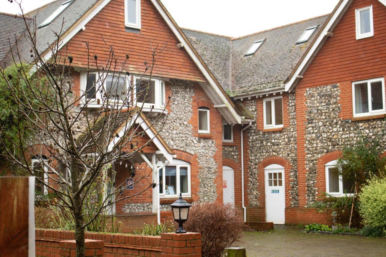 Stonehenge Hostel - Yha Affliated Cholderton Exterior photo